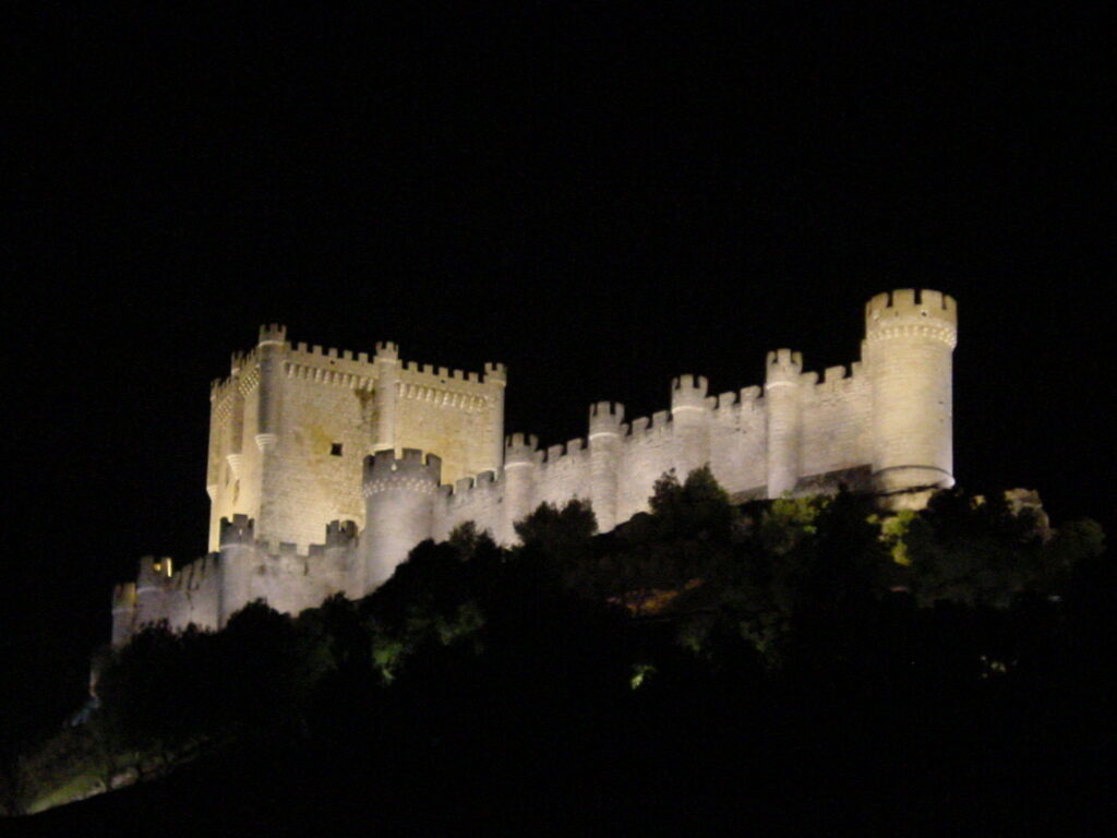 Vista nocturna del Castillo de Peñafiel